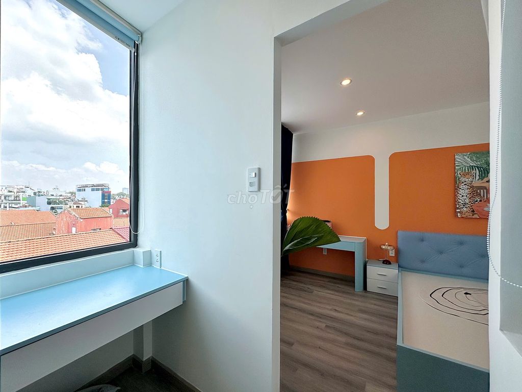 10th Street, apartment 2 bedroom 2 high-level toilet - full service