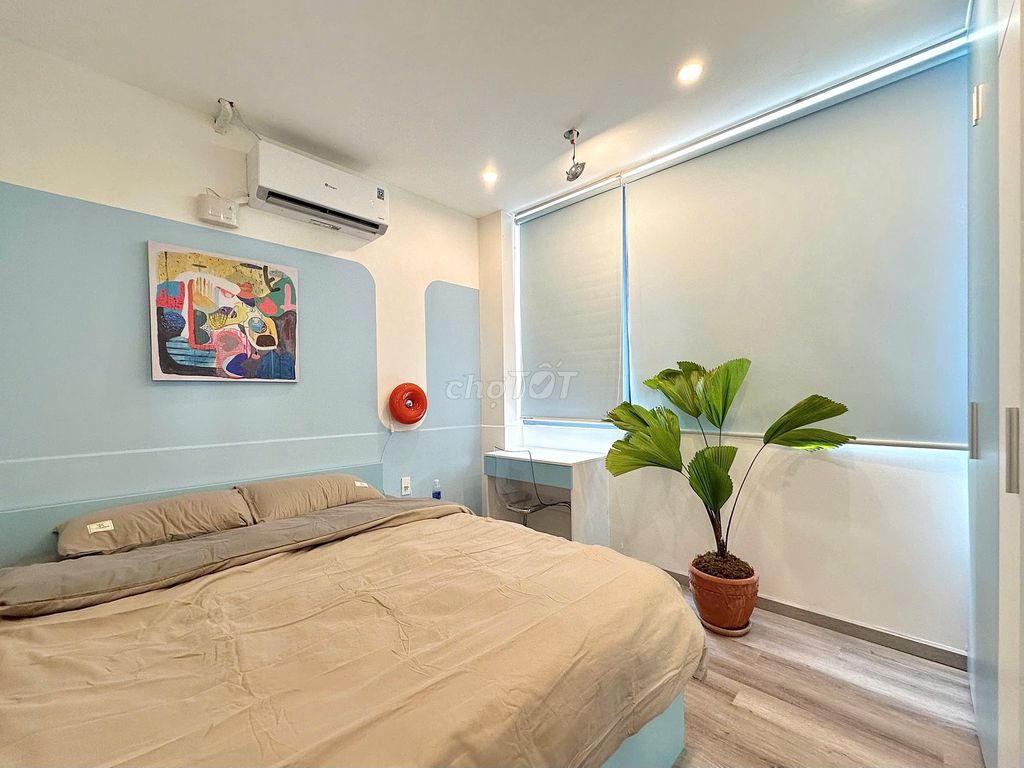 10th Street, apartment 2 bedroom 2 high-level toilet - full service