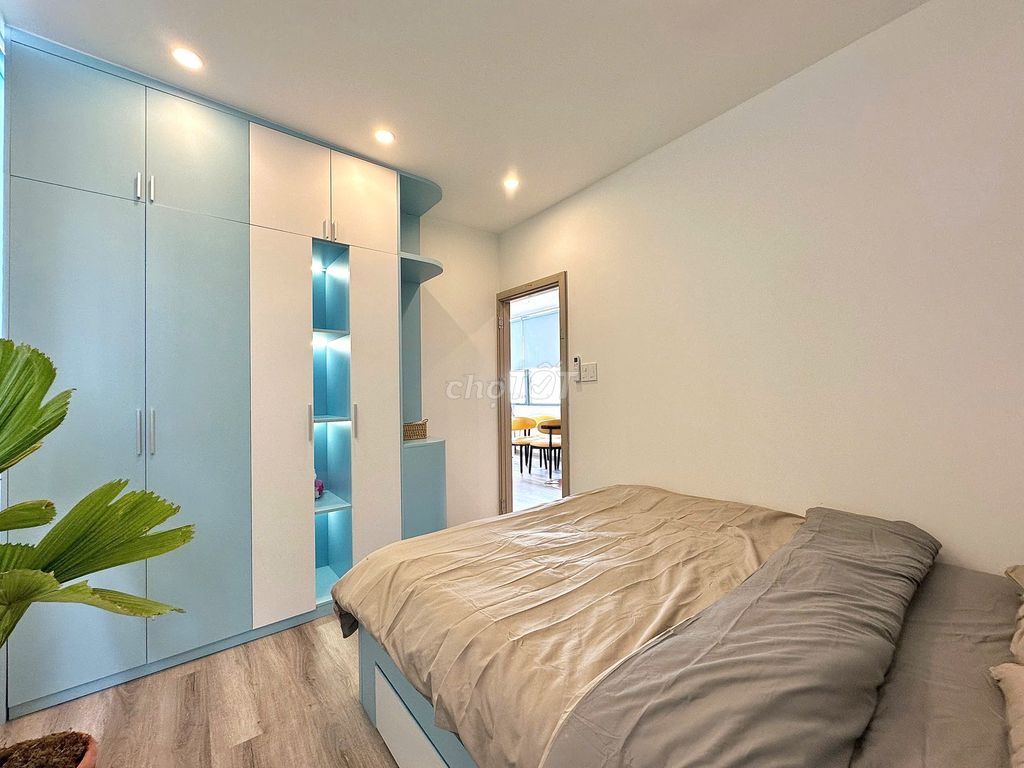 10th Street, apartment 2 bedroom 2 high-level toilet - full service