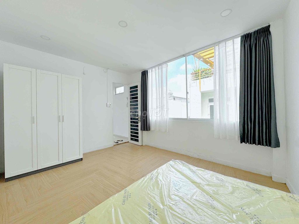 A full house service. A bedroom. A living room right in the center of Phú Nhuận.