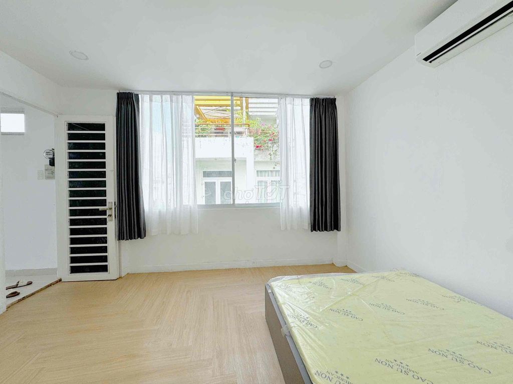 A full house service. A bedroom. A living room right in the center of Phú Nhuận.