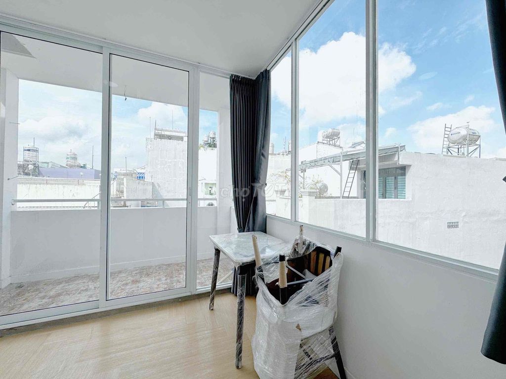 A full house service. A bedroom. A living room right in the center of Phú Nhuận.