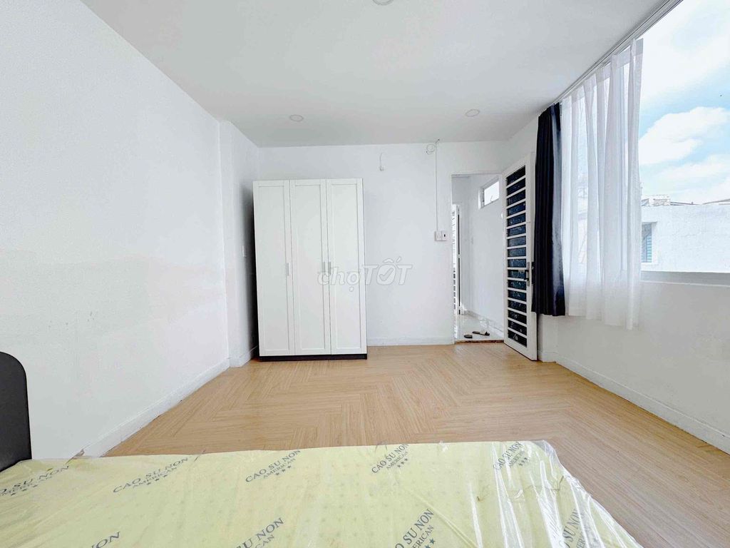 A full house service. A bedroom. A living room right in the center of Phú Nhuận.