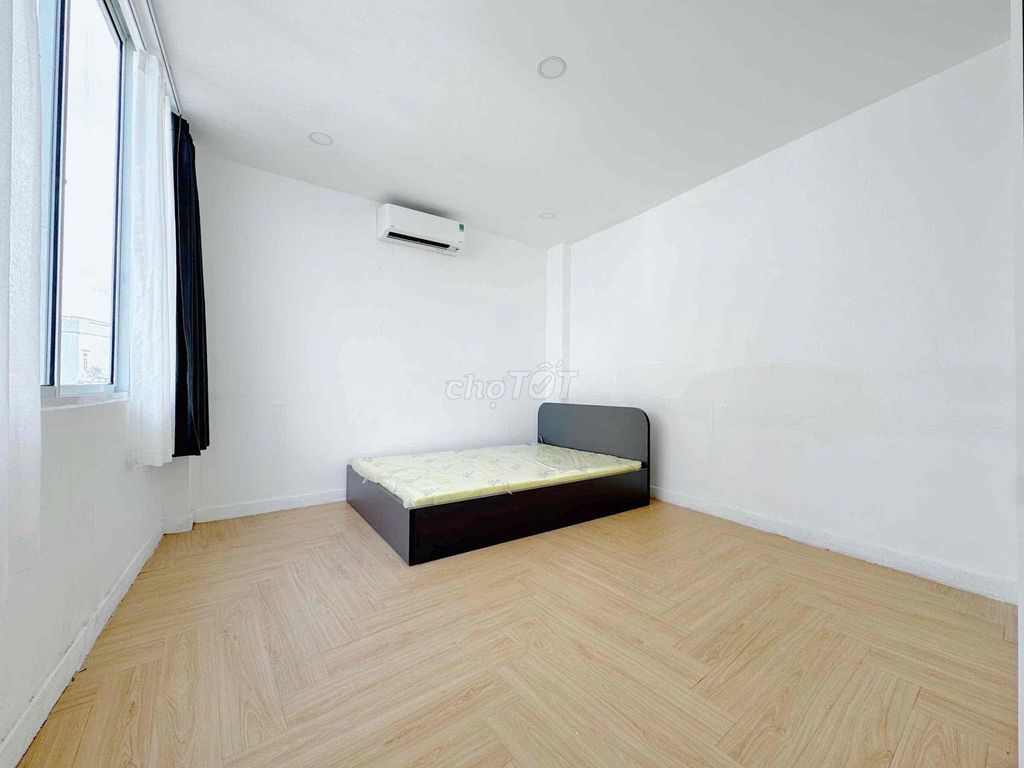 A full house service. A bedroom. A living room right in the center of Phú Nhuận.