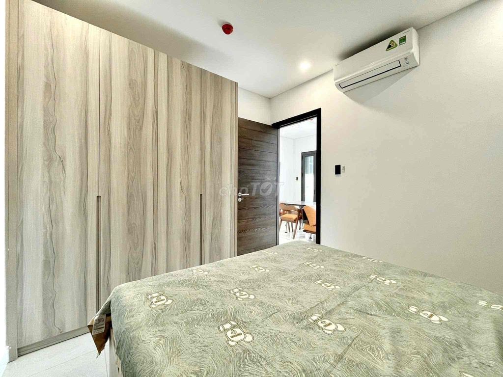 Rent the apartment. A balcony bedroom.