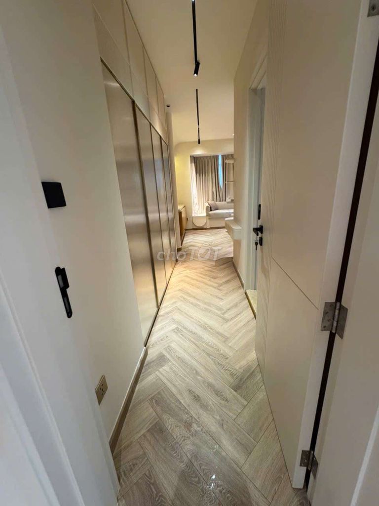Two bedrooms, two toilets, high deck view Victoria Village Park.