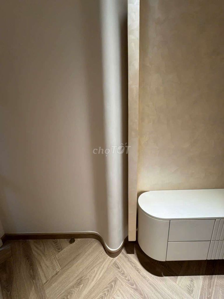 Two bedrooms, two toilets, high deck view Victoria Village Park.