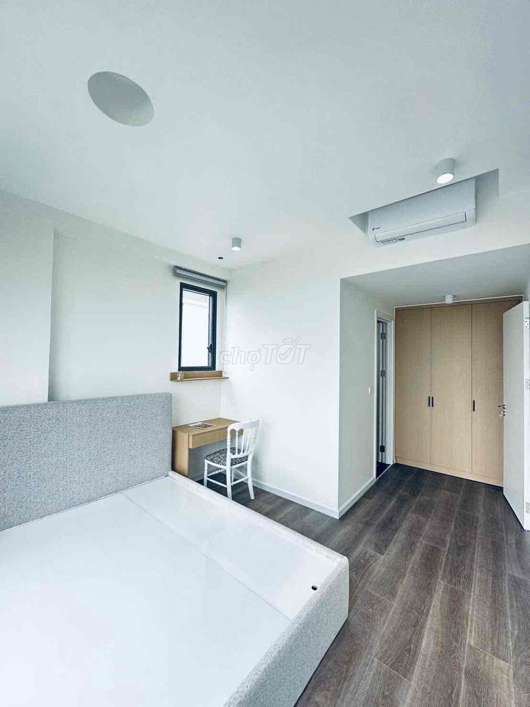 Two bedrooms. Two Victoria Village toilets on the high level. Very good view.