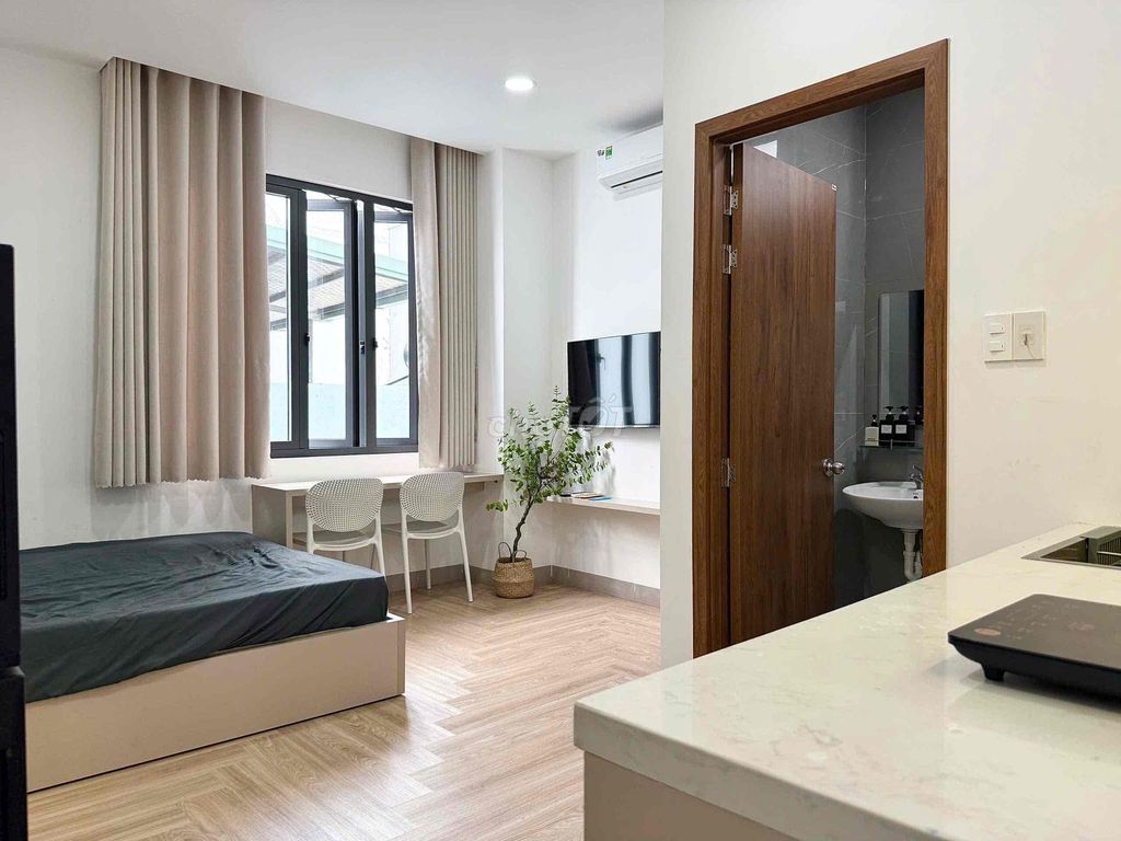 The 40-foot high-level service apartment is full of furniture at the super-villain Hoàng Văn Thụ.