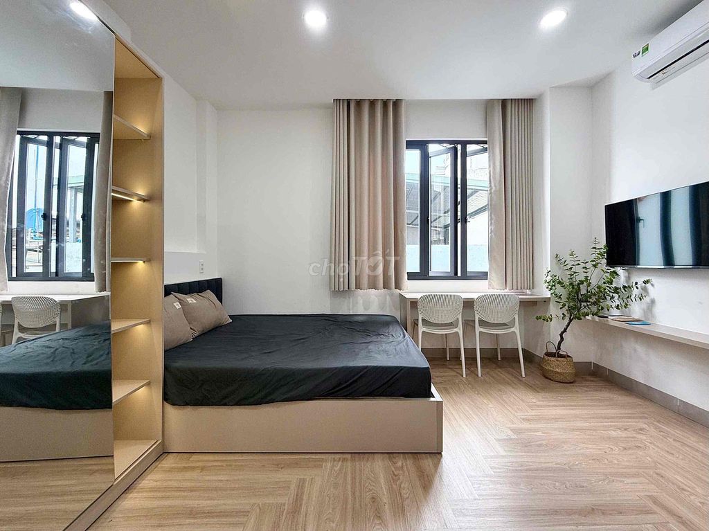 The 40-foot high-level service apartment is full of furniture at the super-villain Hoàng Văn Thụ.