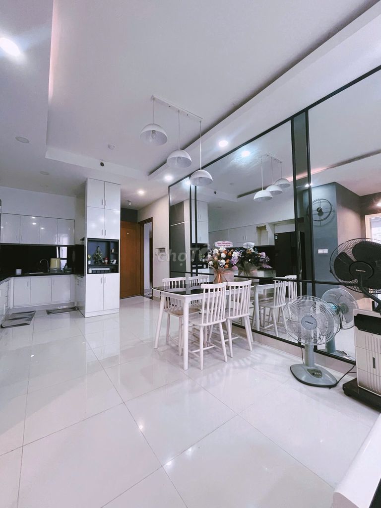 We'll have The Park Residence, 3 bedrooms. 2 toilets 106 M2. Just 11,000,000.