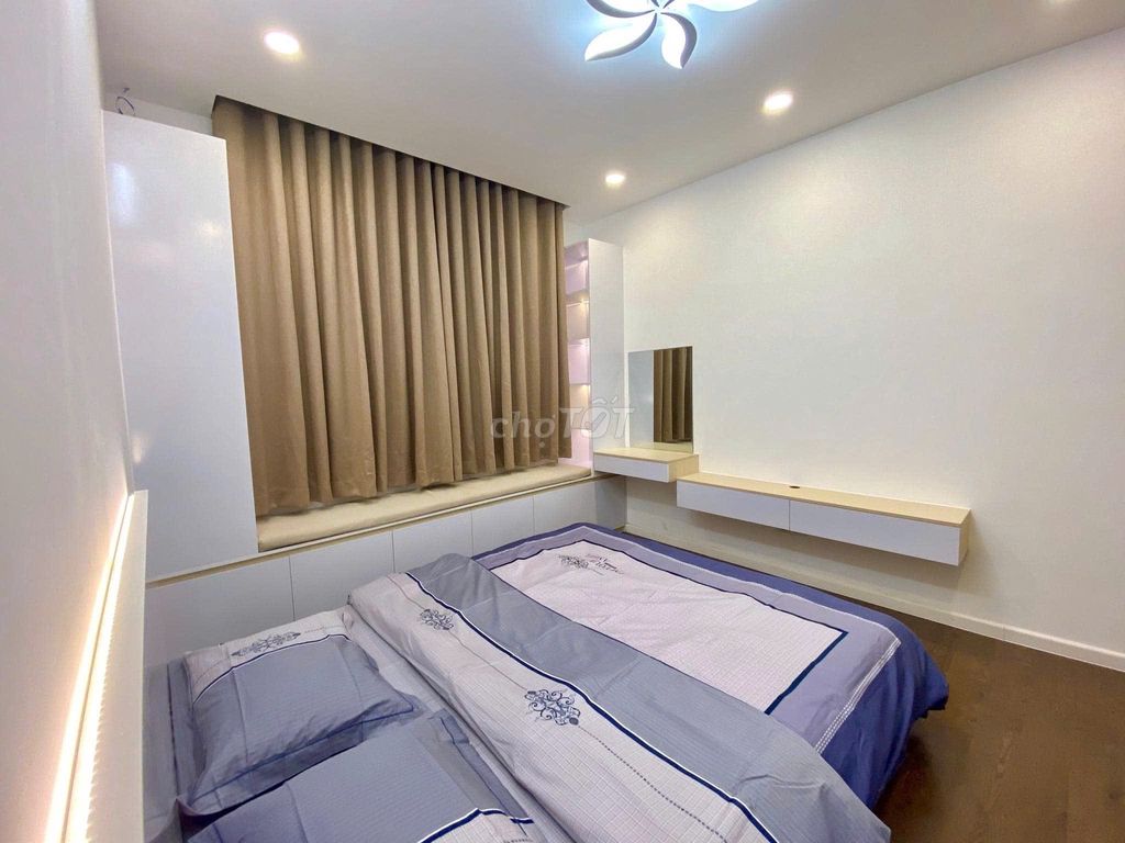 We'll have The Park Residence, 3 bedrooms. 2 toilets 106 M2. Just 11,000,000.