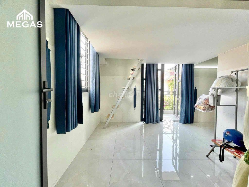 The balcony room is Dương Quảng Hàm.