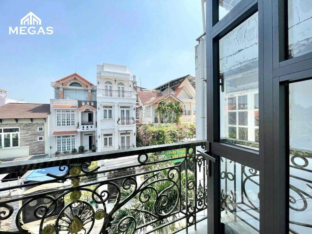 The balcony room is Dương Quảng Hàm.