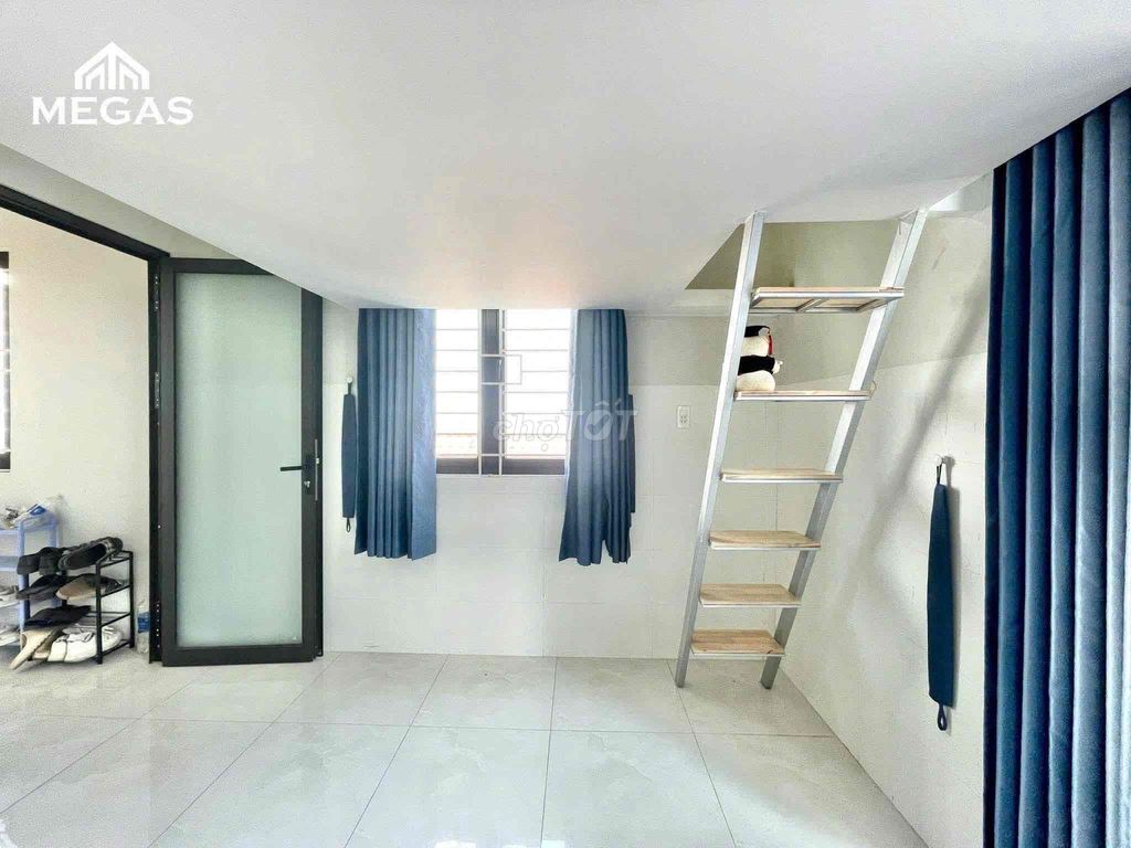 The balcony room is Dương Quảng Hàm.