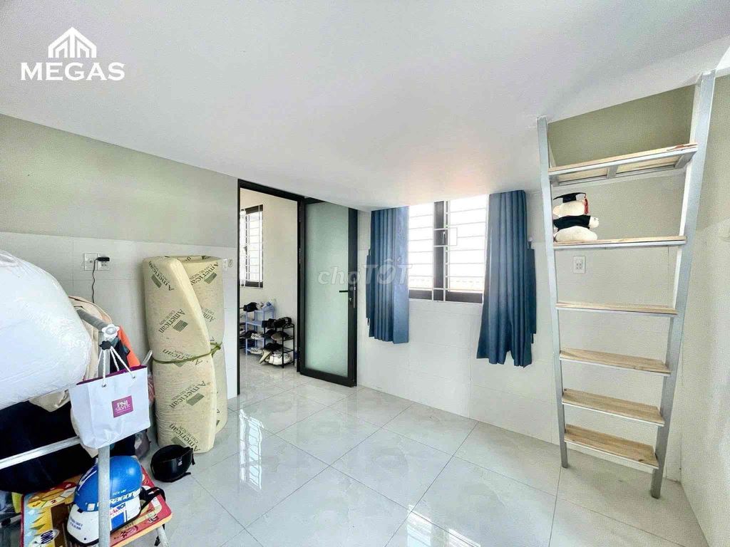 The balcony room is Dương Quảng Hàm.