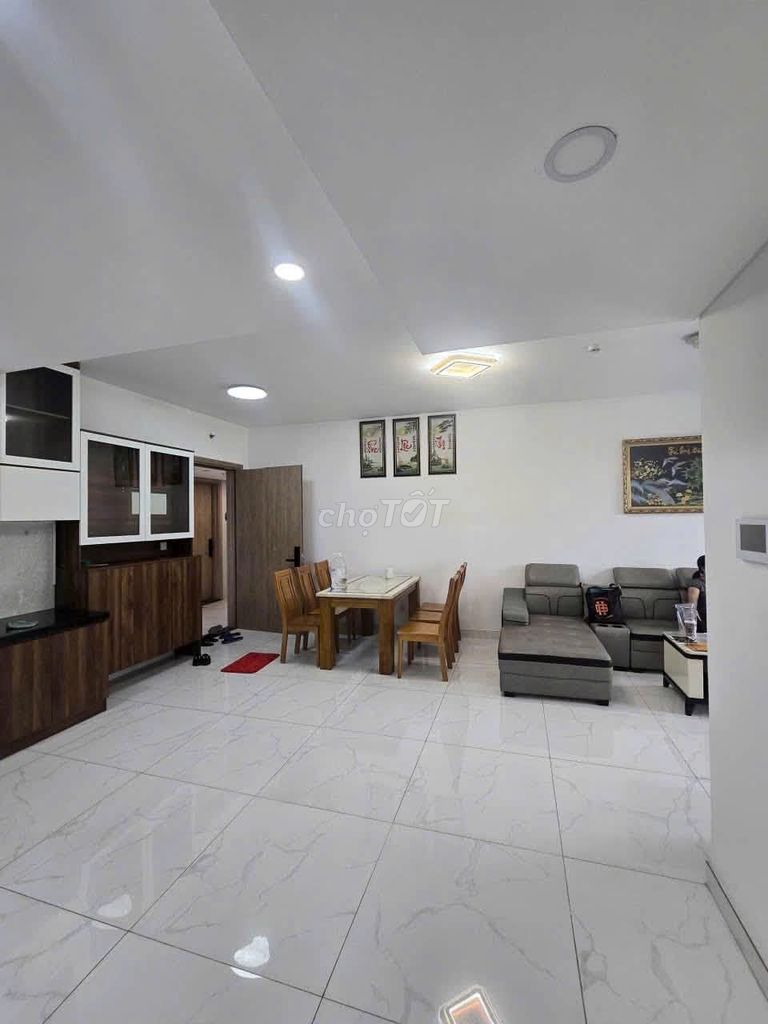 Lữ Gia Plaza District 11, 3 bedrooms, 98 m2 Full interiors cost 1 .5 million a month.