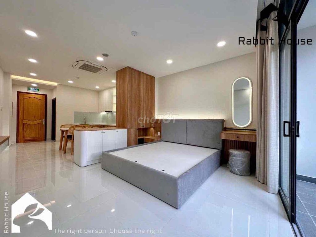 Studio House balcony full Trần Hưng Đạo District 1 near the Institute