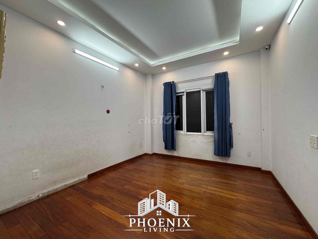 Three bedrooms. Two bathrooms. One living room. 80 meters.
