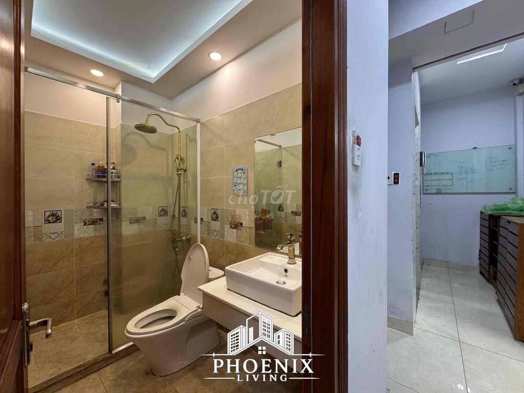 Three bedrooms. Two bathrooms. One living room. 80 meters.