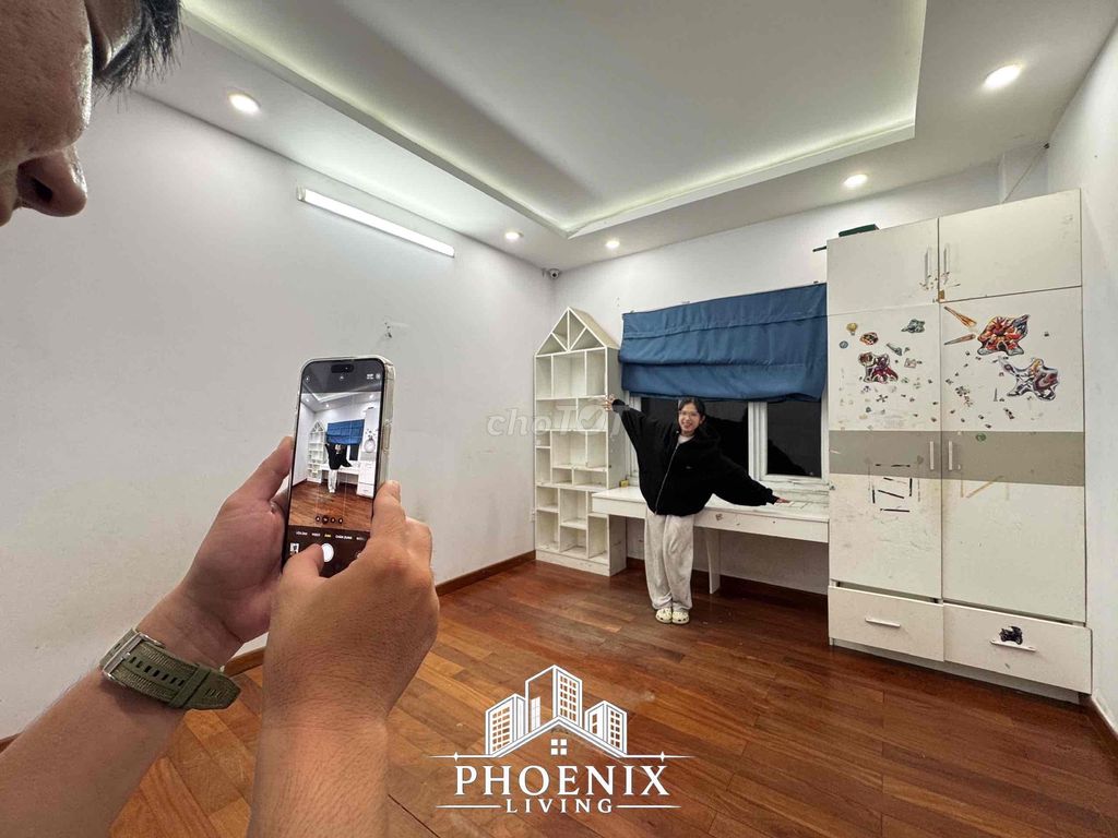 Three bedrooms. Two bathrooms. One living room. 80 meters.
