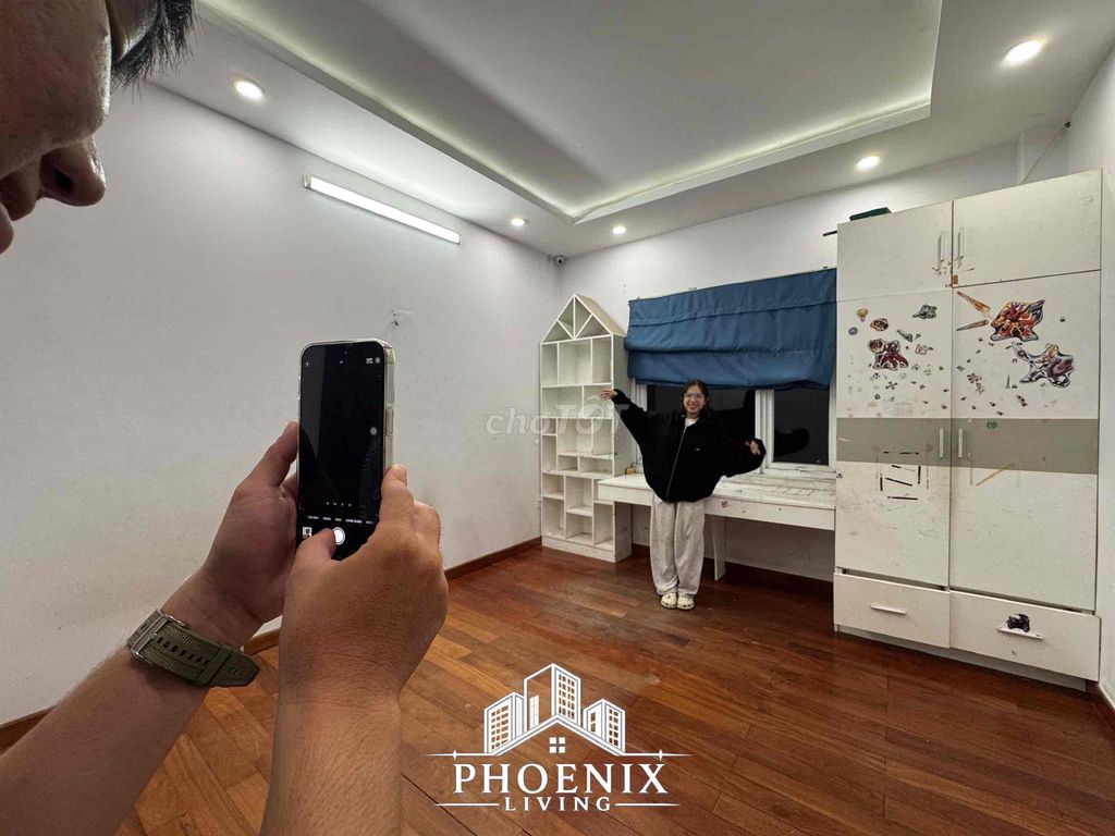 Three bedrooms. Two bathrooms. One living room. 80 meters.