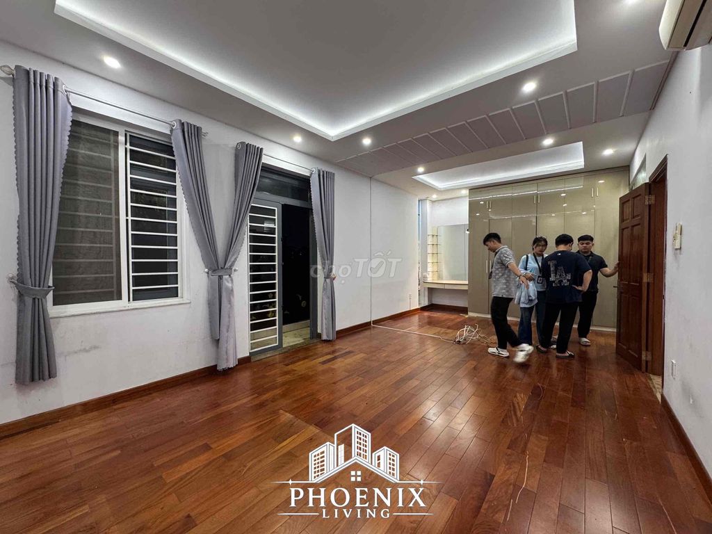 Three bedrooms. Two bathrooms. One living room. 80 meters.