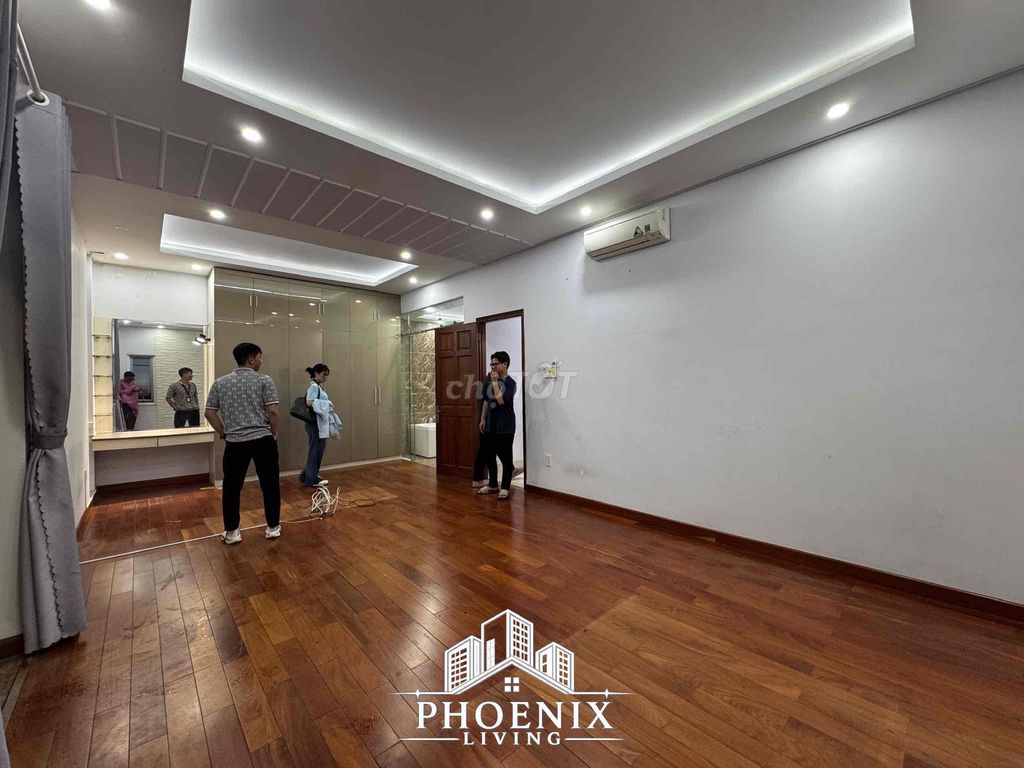Three bedrooms. Two bathrooms. One living room. 80 meters.