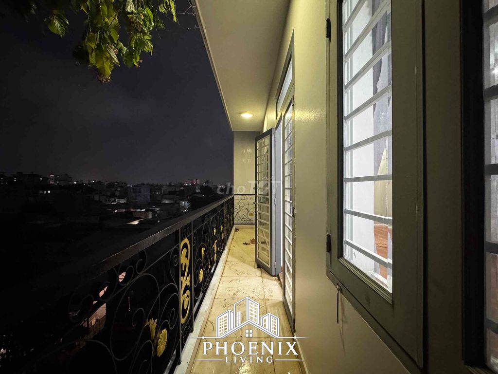 Three bedrooms. Two bathrooms. One living room. 80 meters.