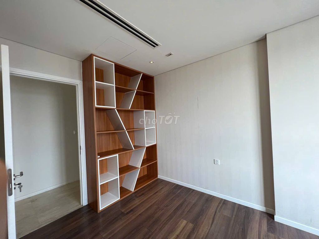 Rent a super area 4 bedrooms at 74 million and negotiated, in and out