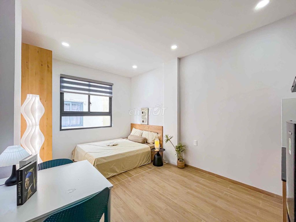 The apartment for the full interior of the large window right now Lý Chính Thắng, District 3.