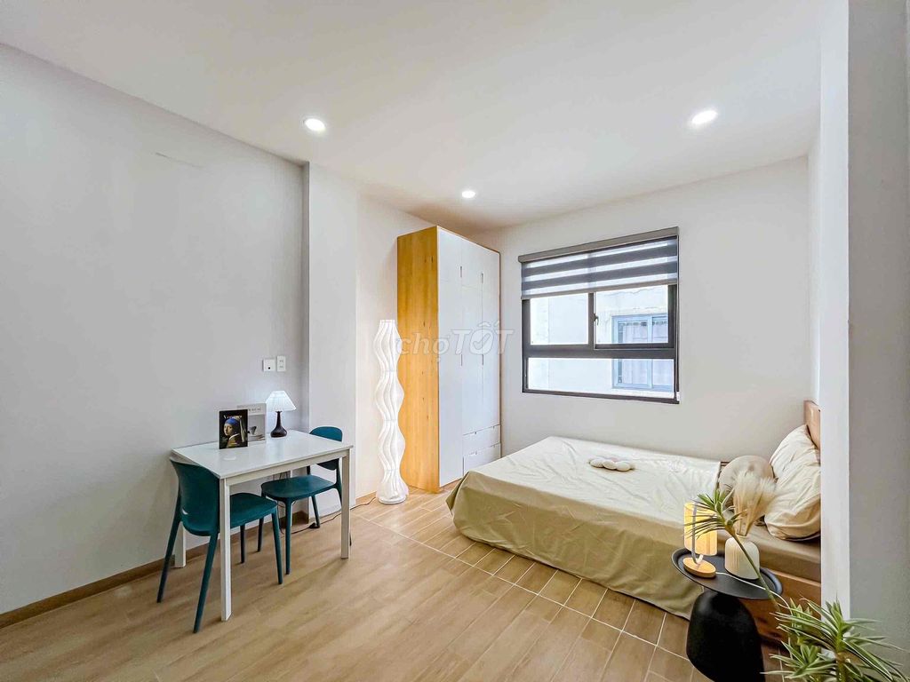 The apartment for the full interior of the large window right now Lý Chính Thắng, District 3.