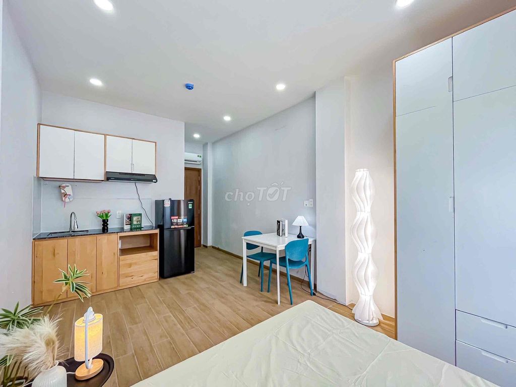 The apartment for the full interior of the large window right now Lý Chính Thắng, District 3.