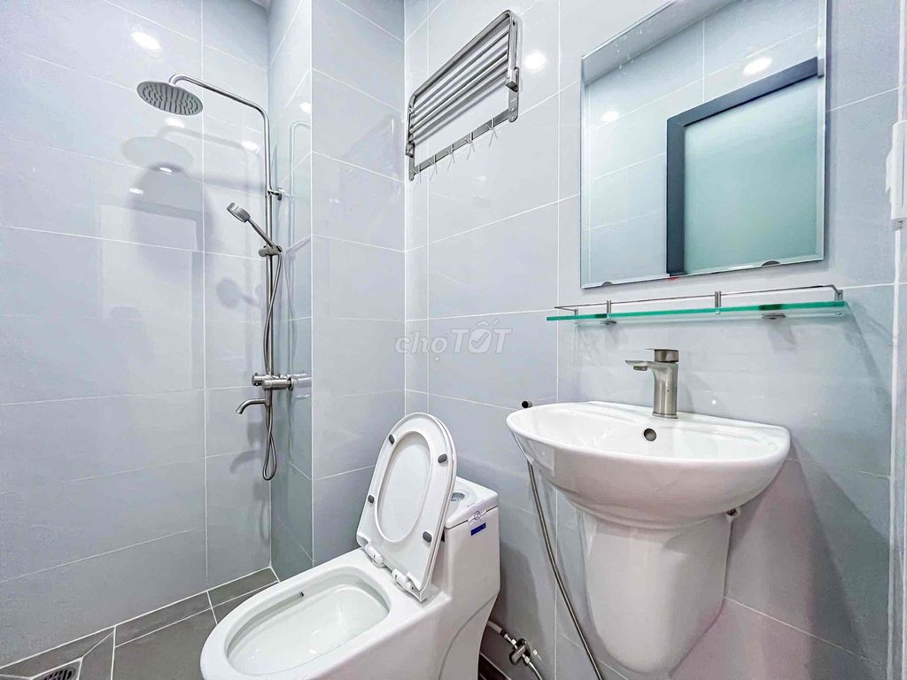 The apartment for the full interior of the large window right now Lý Chính Thắng, District 3.