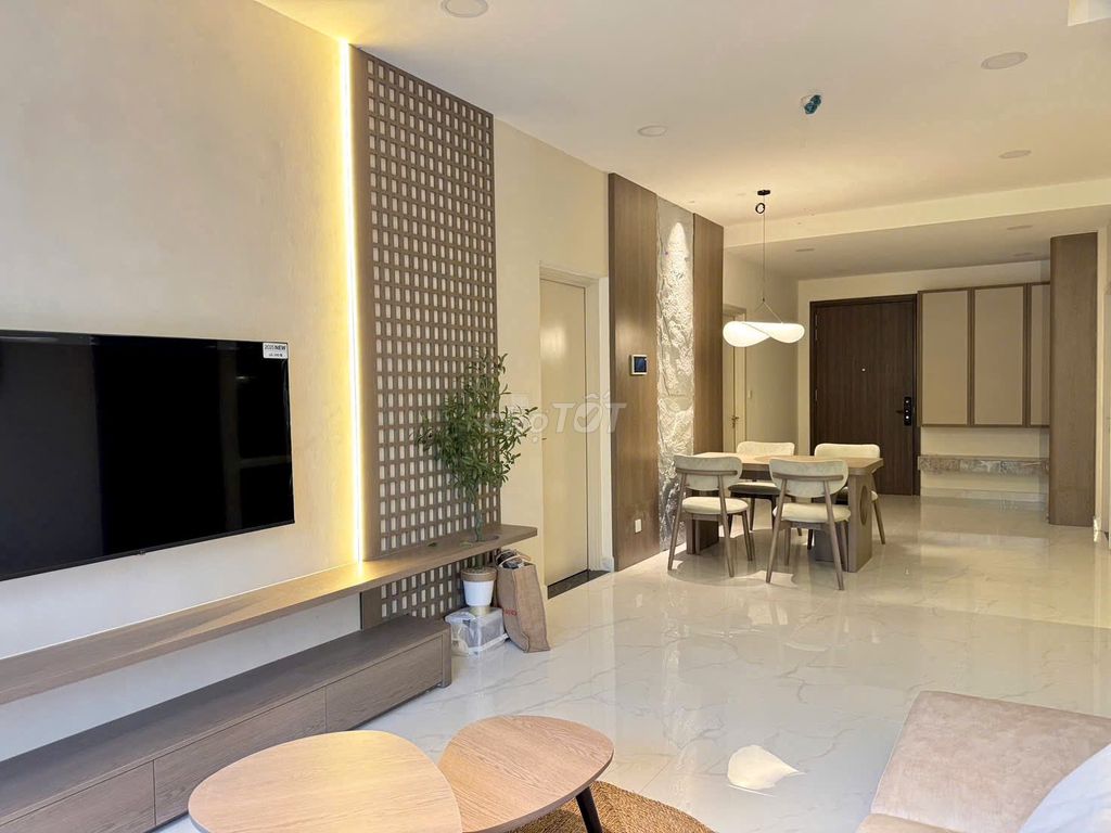 Diamond Centery 3 bedroom 3 bathrooms. All the cars.