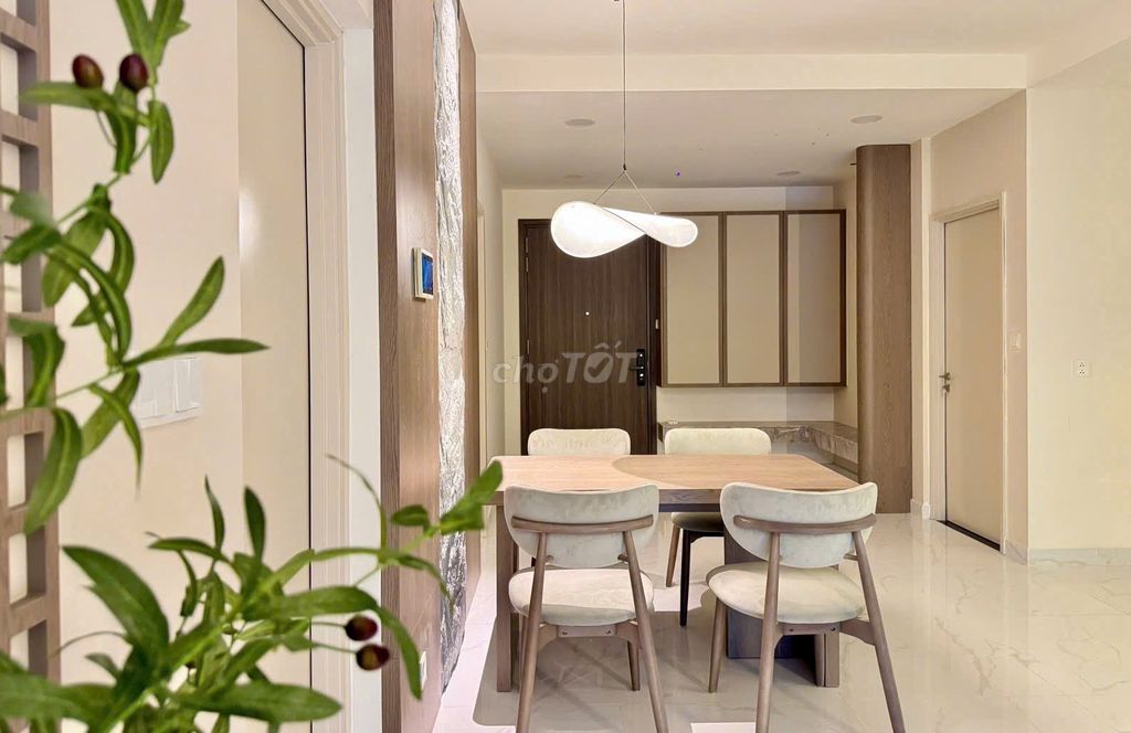 Diamond Centery 3 bedroom 3 bathrooms. All the cars.