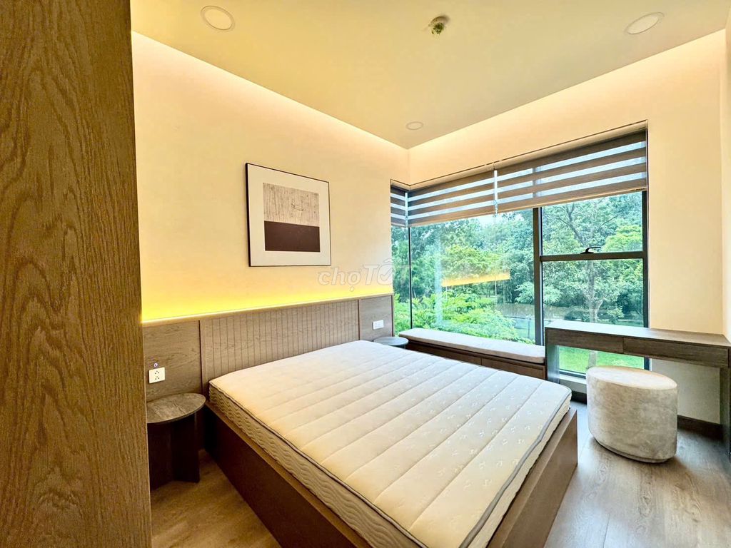 Diamond Centery 3 bedroom 3 bathrooms. All the cars.