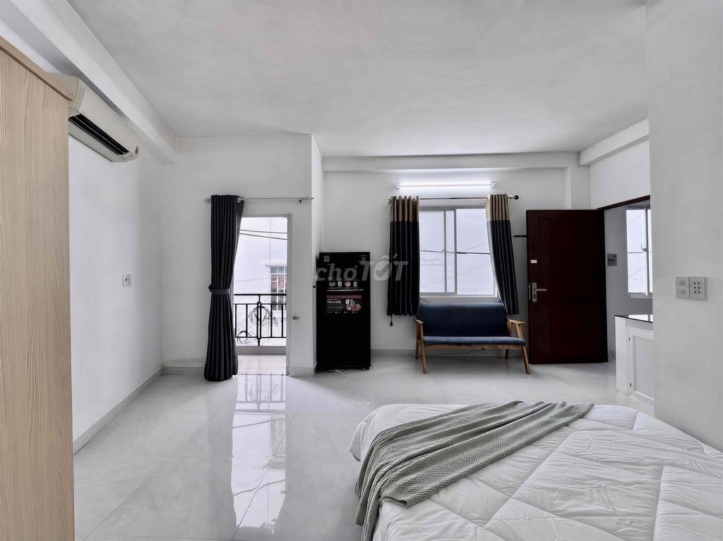 This apartment is a huge interior with a New Year's balcony, District 10, District 11