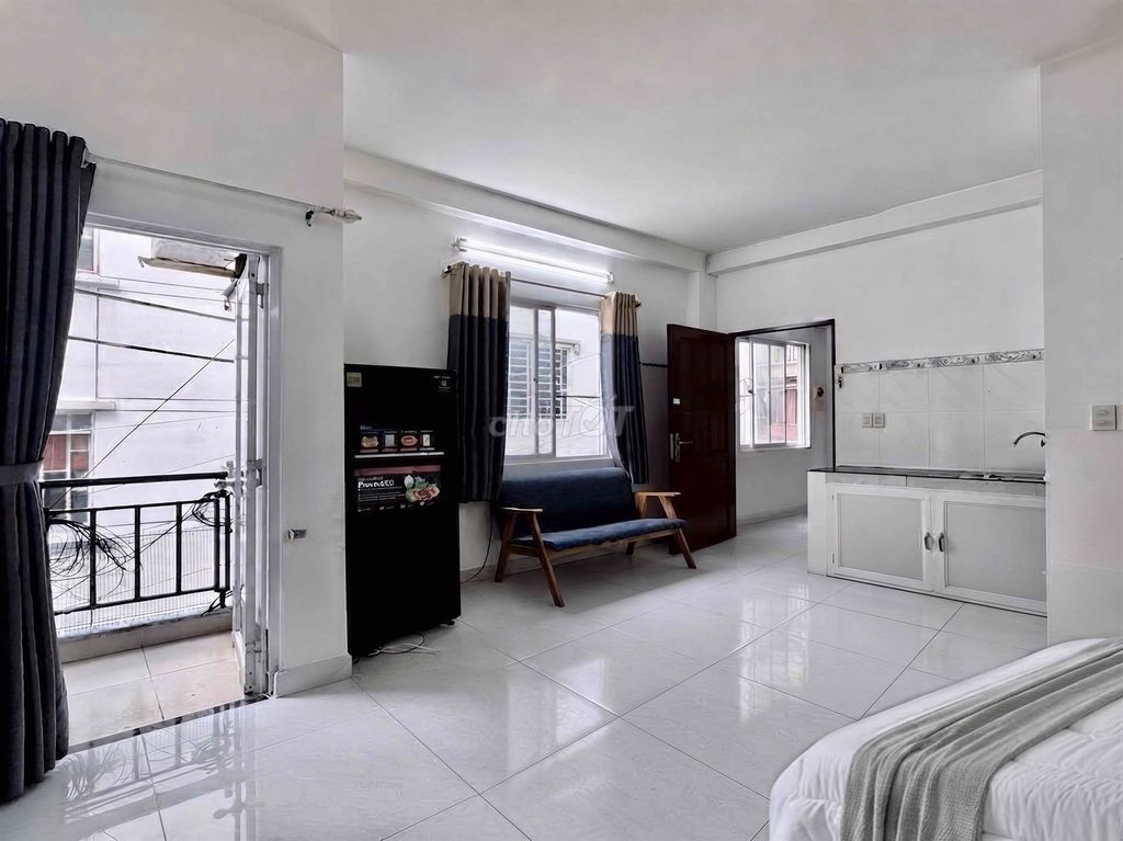 This apartment is a huge interior with a New Year's balcony, District 10, District 11