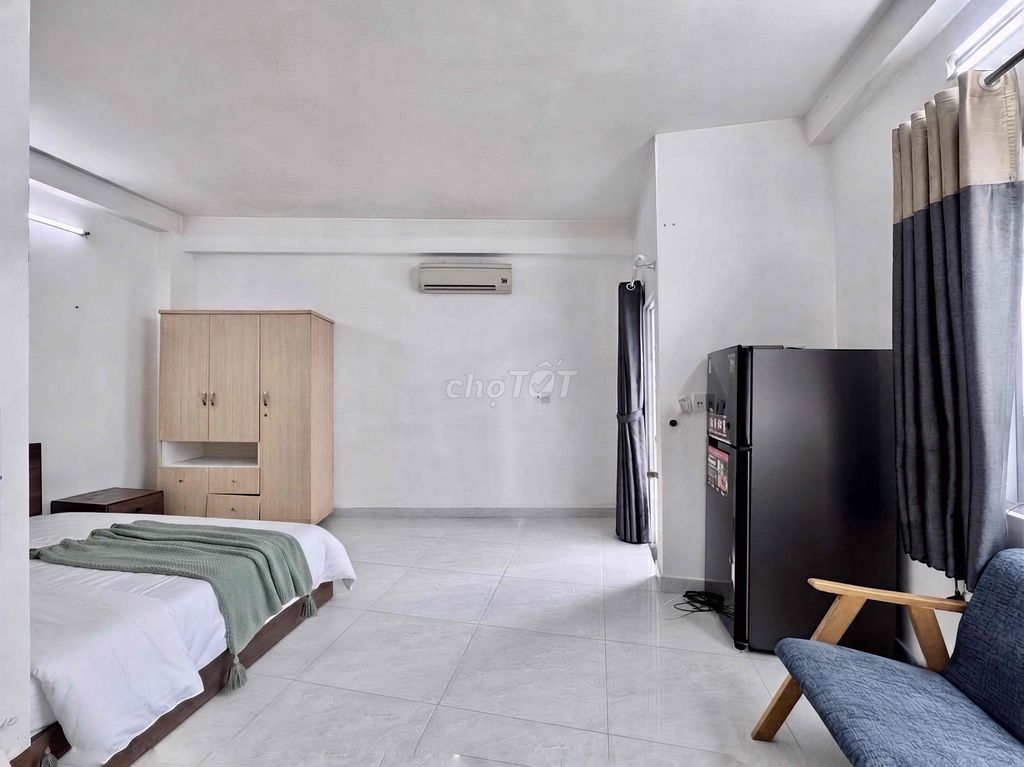 This apartment is a huge interior with a New Year's balcony, District 10, District 11