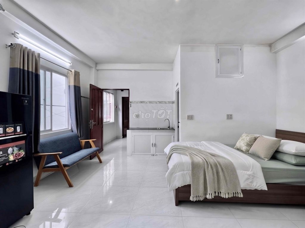 This apartment is a huge interior with a New Year's balcony, District 10, District 11