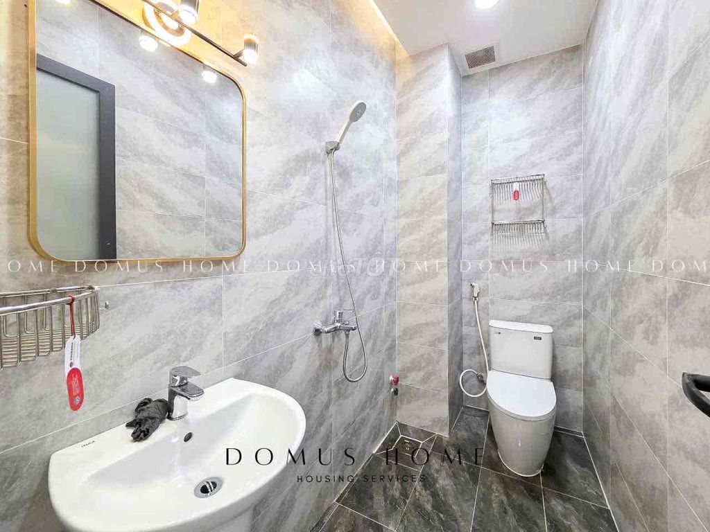 Rent a modern-day studio bandcon super-striker in the 7th district.