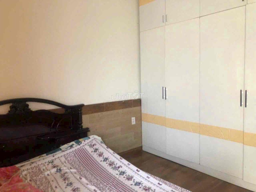 Rent apartment A2 Phan Xích Long 86 meters of nice room full of furniture. A bathroom.