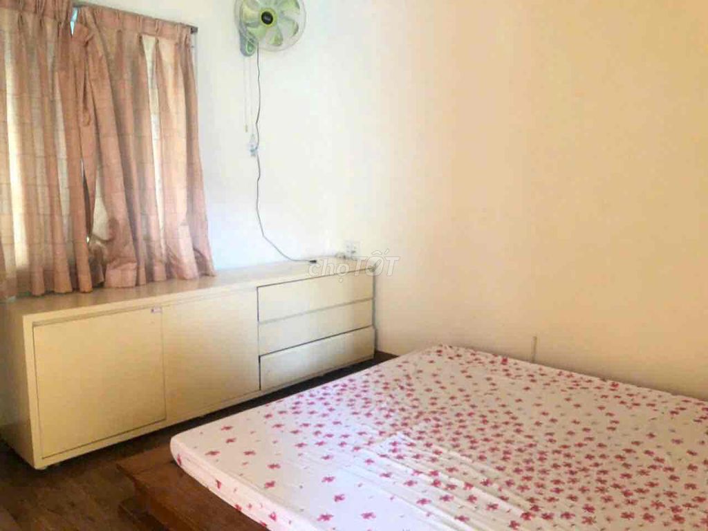 Rent apartment A2 Phan Xích Long 86 meters of nice room full of furniture. A bathroom.