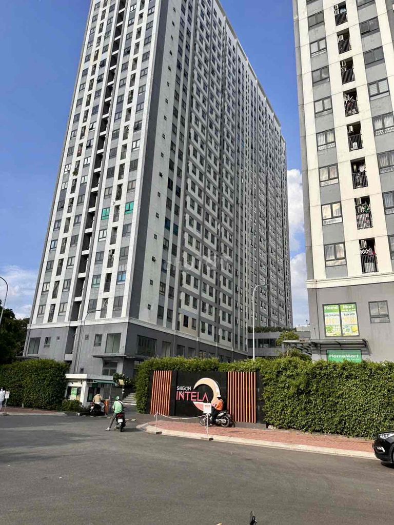 Sài Gòn Intela. Two bedrooms with bed curtains on them.