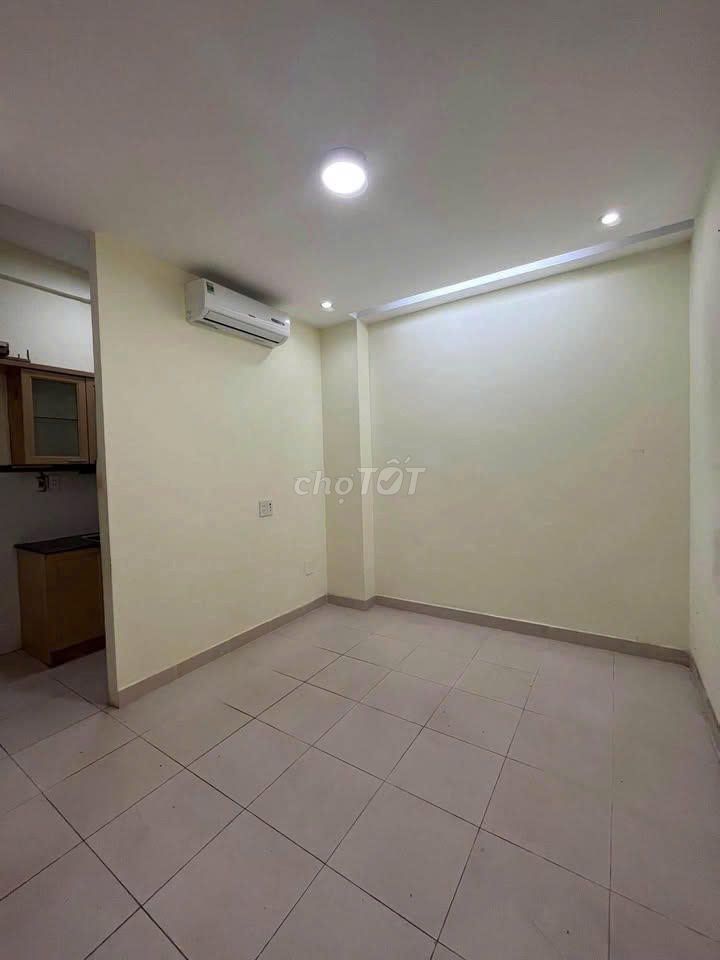 Võ Thị Sáu District 3, no interior stairs one bedroom rent 10 million a month
