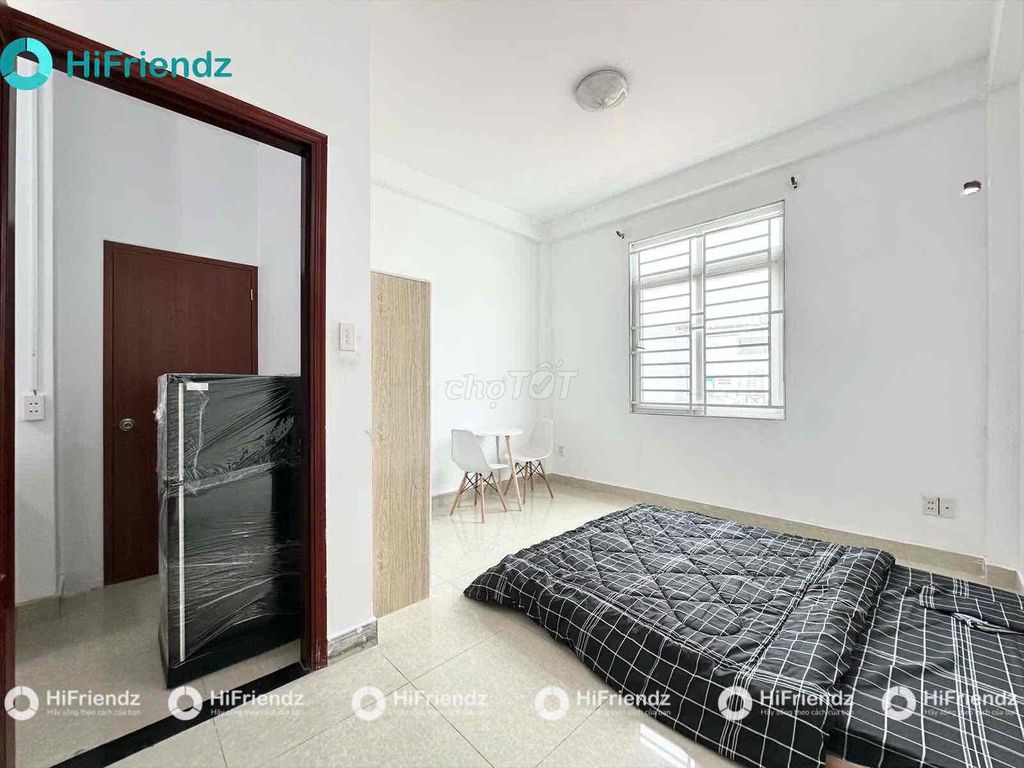 Two bedrooms. Five or six people close totte.