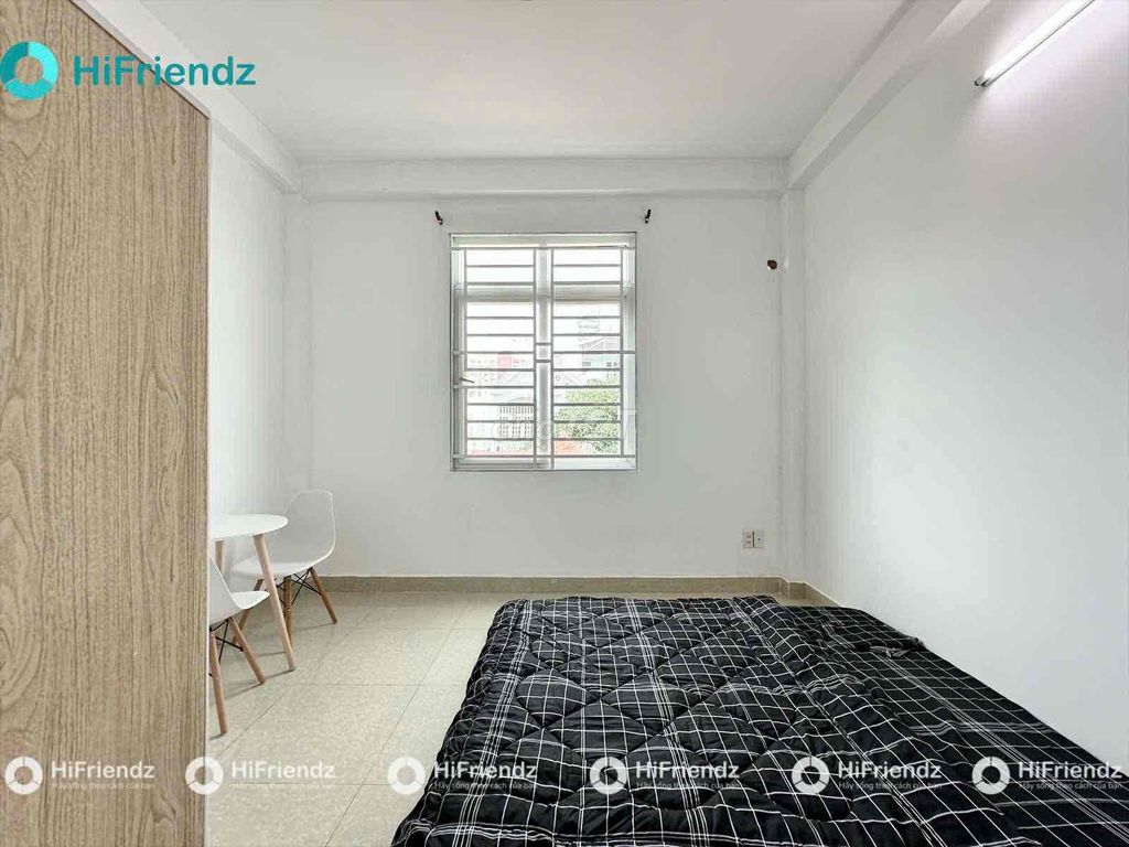 Two bedrooms. Five or six people close totte.