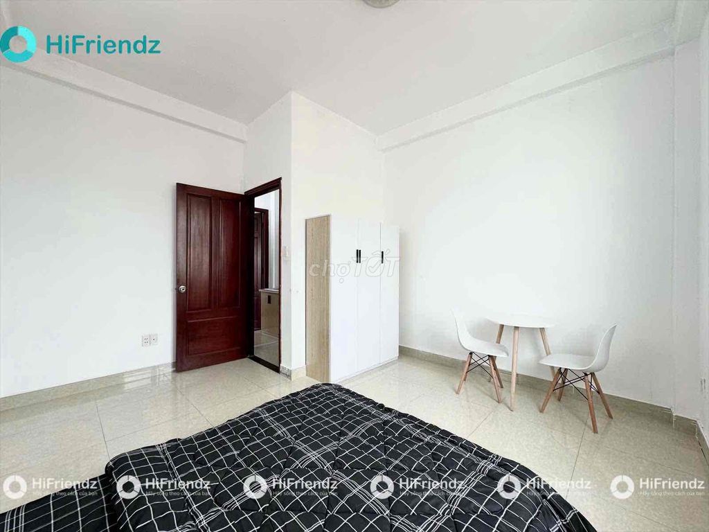 Two bedrooms. Five or six people close totte.