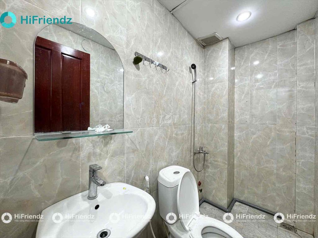 Two bedrooms. Five or six people close totte.